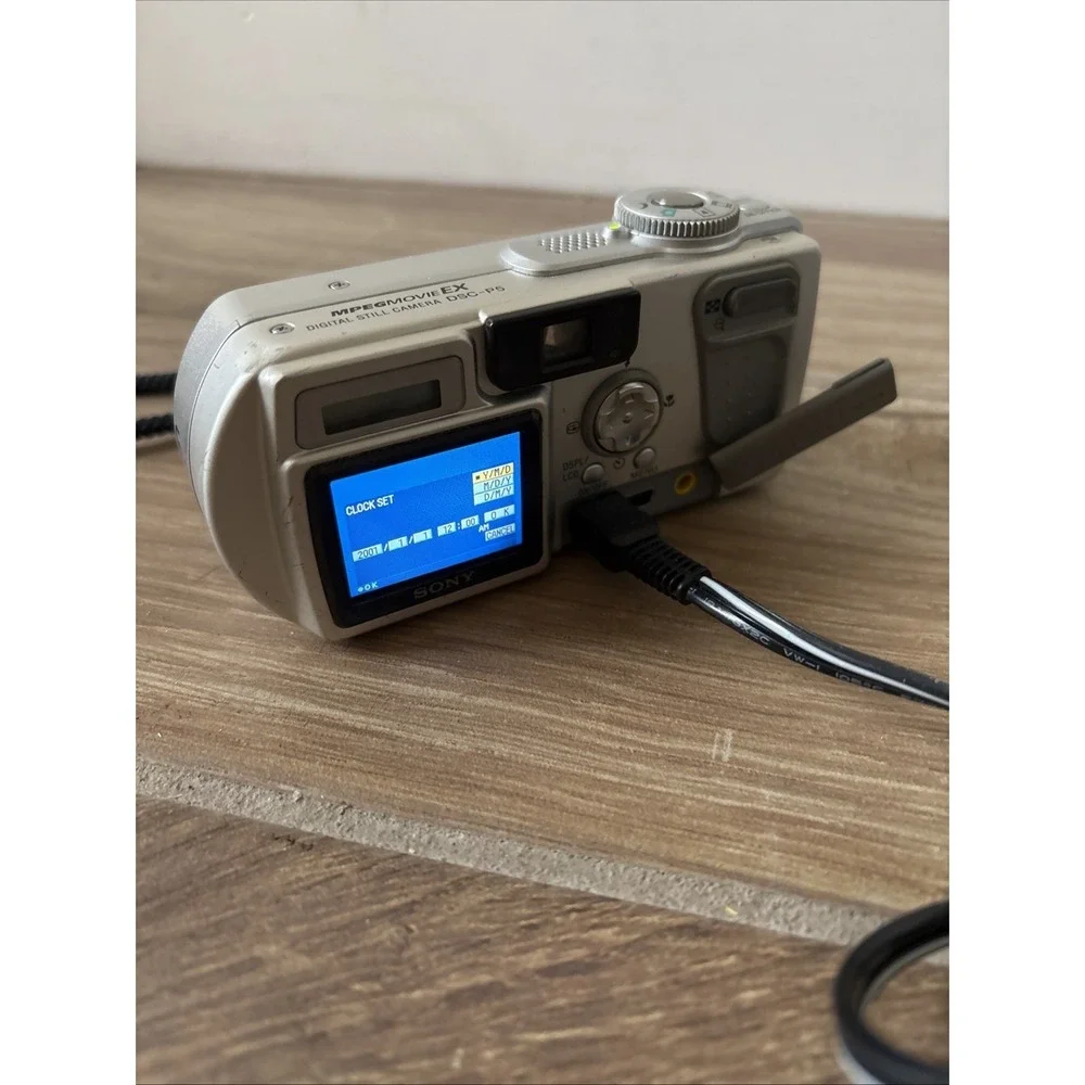 Sony‎ Cybershot Camera w/ Case/charger & Dead Battery